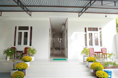 Son Tra Guesthouse Các khách sạn gần Long Sơn Mũi Né Restaurant and Team Building