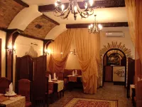 Zolotoj Lev Hotel - Kolam Renang