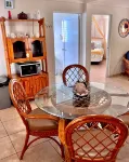 Beautiful, spacious house 9 minute drive to beach with electric generator