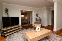 Walk Everywhere! Location Between Broadway and Racetrack - Apartments