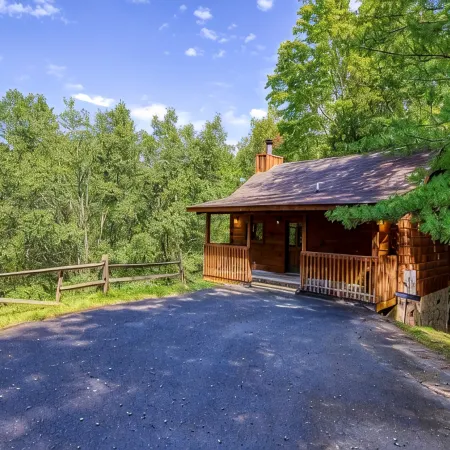 Serenity, cozy studio cabin nestled in the breathtaking Smoky Mountains.
