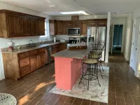 4 Bedrooms, 3 Baths, Sleeps 10 and only 5 minutes from the Beach and the Pier. - Jacuzzi