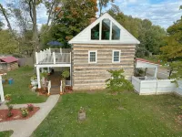 Historic Log Cabin fully restored; gourmet kitchen & much more! -  Privatzimmer