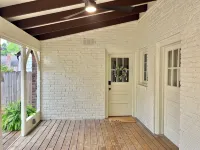 The Designers Den-Sleeps 10, Pets ok, 5min to IHFC & HPU, Emerywood!