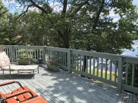 Lakehouse Paradise w/ Hot Tub Near Cascade Mountain - Homestays