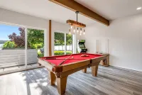 4Br Granbury Lakefront Home w/ Hot Tub, Dock & Game Room - 4성급