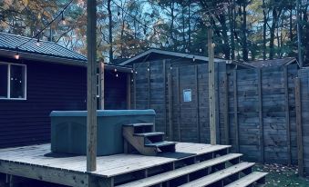 Private 2 Bedroom Pet Friendly Cabin Escape w/ Hot Tub in Greenbush, Michigan