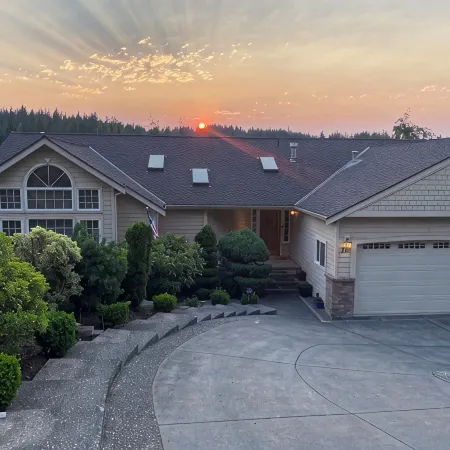 Pinnacle Perch, 5 Min Walk to Lake Whatcom. Golf, Pool, Trails, Biking and View