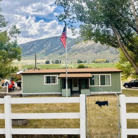 Cozy Cabin on 2 acres with mountain view river access, 5 min to Lava Hot Springs