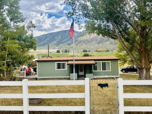 Cozy Cabin on 2 acres with mountain view river access, 5 min to Lava Hot Springs