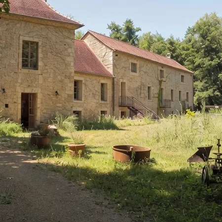 "La Chapelle aux Roses" Отели в г. Ле-Бюг