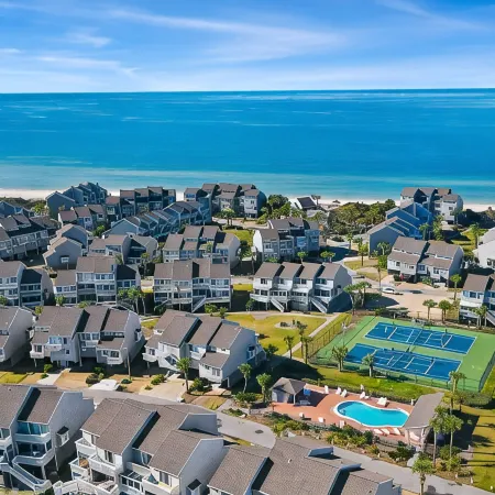 Gulf Breeze — Gulf-View Townhome · Dog-Friendly · Sleeps 9 · Steps to Beach