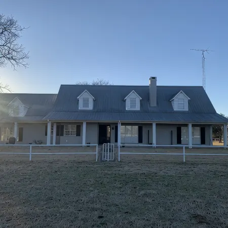 Modern farmhouse retreat between DFW and Houston. Отели в г. Фристоун