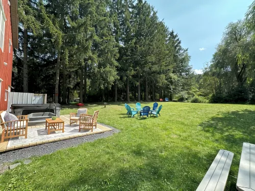Modern Rustic Retreat- King bed, hot tub, wineries, waterfalls, hiking, Cornell
