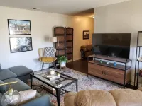 The Redhawk Hideaway: Charming 2BR Condo near Miami Univ in Oxford! Book now!