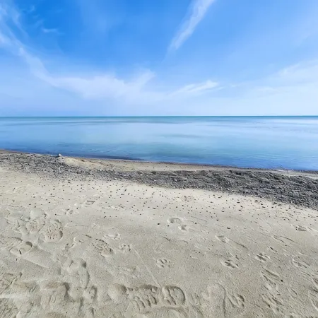 Lakeshore Loft - Spacious Apartment, Walking Distance to Private Beach Access