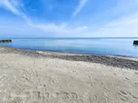 Lakeshore Loft - Spacious Apartment, Walking Distance to Private Beach Access