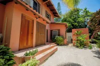 Coco Caye Villa, Private 2 bedroom Beachfront Villa, Balcony,Pool- Gold Standard - Villas