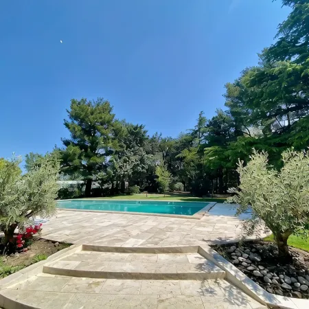 Mas Provençale Entouré de Pommiers, Piscine et Terrain de Tennis