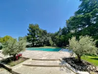 Mas Provençale Entouré de Pommiers, Piscine et Terrain de Tennis - piscina
