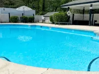 Lakefront Condo  Historic Flat Rock at Mill House Lodge Sleeps 2 Newly Renovated 플랫 락 호텔