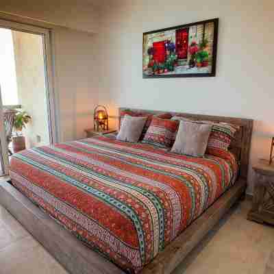 STUNNING 3 BR & 3BA SOUTH SHORE BEACHFRONT RESIDENCE! Rooms