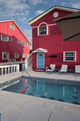 Forget your worries in this serene space. Pool view, top floor. Privacy gate. - WiFi