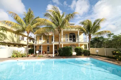 Beautiful villa not far from local beach with private fenced pool. โรงแรมในเพเรแบร์