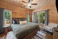 Creek & Cozy-Charming 2BR Creekside Cabin in Ellijay- AC, Fire Pit, Nature - シャレー