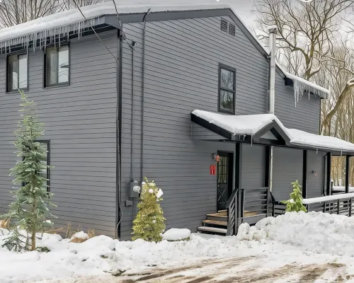 New - Cozy Modern: Stunning Views,3 Mins Ski,BBQ,Fire Pit,Game Room,Walk to Town Hotels in Windham