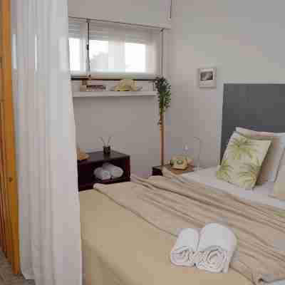 Comfortable, sunny & cozy near the beach and close to Lisbon Rooms