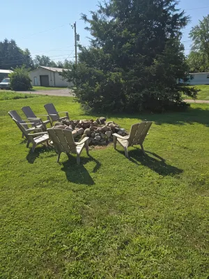 Charming 2-bedroom cottage with lake and beach access and large yard. - 3 tähden