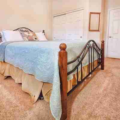 Upgraded Golfer's Oasis! Heated Pool, BBQ, Gate Guarded & Pet Friendly! Rooms
