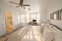 Upscale Home, Award Winning Golf, Trails & Parks, Private Heated & Cooled Pool! - 홈스테이
