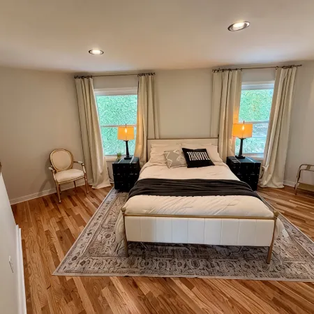 Cozy Elegant Roundhouse Nestled in Woods, 5min from Downtown, with Hot Tub!