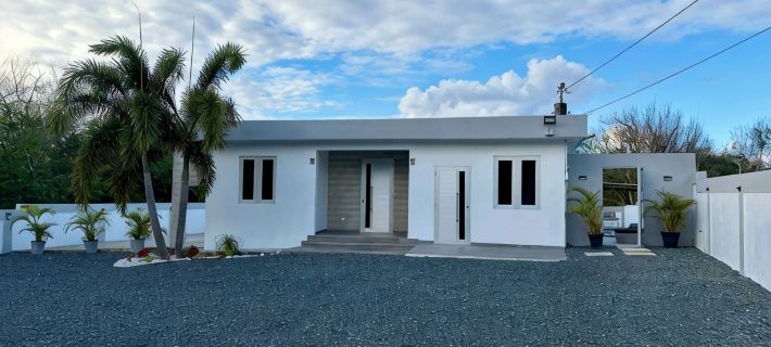 Stay Near Isabela’s Best Beaches! Tropical Home w/ Pool & Space for Groups! Hotel di Isabela