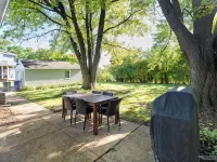 Remodeled 3 bedroom home in Monona. Close to Downtown! Hotels in Monona
