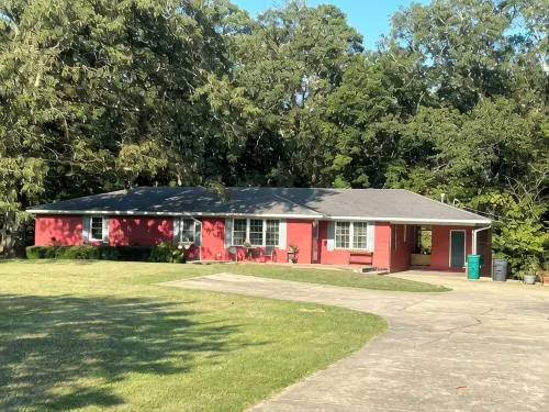 Spacious  4 Bedroom Home with Plenty of Room for Parking. - Homestays