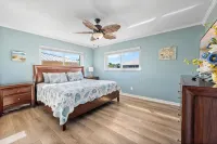 Waterfront Home with a Large Dock, Pool, and Deck Area. Can Accommodate Pets. - 3 stjerner