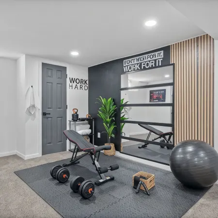 Luxury 5-bedroom House in Charming Cincinnati with Gym, AC, Grill and Smart TVs.