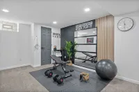Luxury 5-bedroom House in Charming Cincinnati with Gym, AC, Grill and Smart TVs. - 방갈로