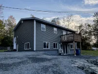 Modern 4 bedroom, 2 living room overlooking creek - chambre d’hôtes