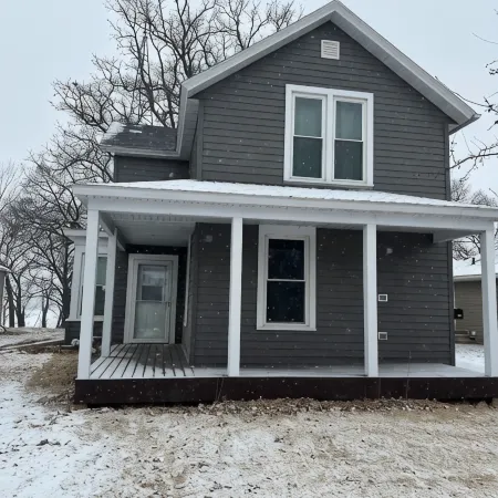Small Lake House Near Park in Fairmont