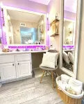 Luxe Villa- mins from Mohegan Sun with fireplace, jacuzzi, sauna/pools, and spa