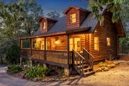 Wooded 3BR Luxury Cabin, Close to City & Nature - Hytter