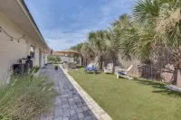 Blue Seahorse Beach cottage, Private backyard, free parking, steps from the sand - Country Houses