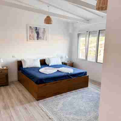 Family sized Beachside Apt, with sunset views + BBQ Rooms