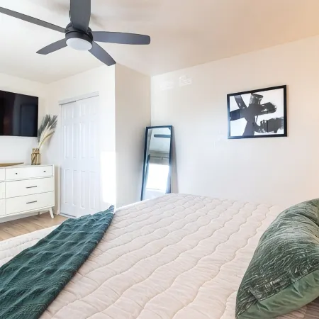 Romantic & Comfy Oasis: King Bed ~ Patio ~ Guesthouse Отели рядом с достопримечательностью «Замки-н- Судна»