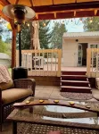 Minutes Walk to Downtown, Whychus Creek—-Bedroom, Cozy Cottage/Private Sauna.