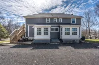 Beautifully Remodeled Colonial Charmer - 3 Bed, 2 Bath Near Tuscan Village! - 무료 와이파이